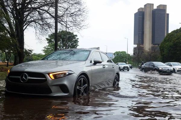 As fortes chuvas que atingem o Distrito Federal nesta quarta-feira (16/10) já causaram alagamentos na Asa Norte e queda de uma árvore na região do Incra 08. De acordo com o Instituto Nacional de Meteorologia (Inmet), a capital está sob alerta amarelo, com previsão de chuvas intensas e ventos de até 60 km/h, válido até às 10h desta quinta-feira (17/10).