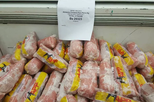Venezuelanos estão consumindo comida para cachorro e galinha, diz ONG