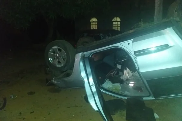 Motorista bêbado perde controle do carro, capota e invade lote no DF