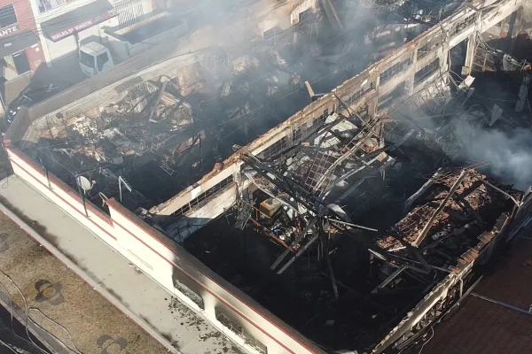Imagem aérea colorida de mercadão de Piracicaba após incêndio