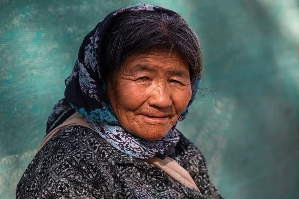 Imagem colorida, mulher com lenço olhando para a câmera - Metrópoles