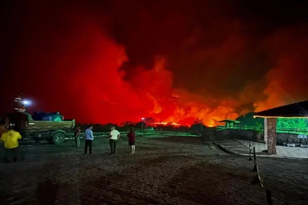 Imagem colorida de incendio na Chapada - Metrópoles