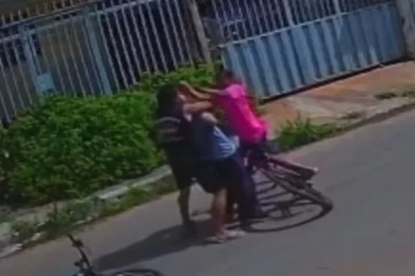 Ladrões tentam assaltar garoto e dão "socão" no rosto do jovem
