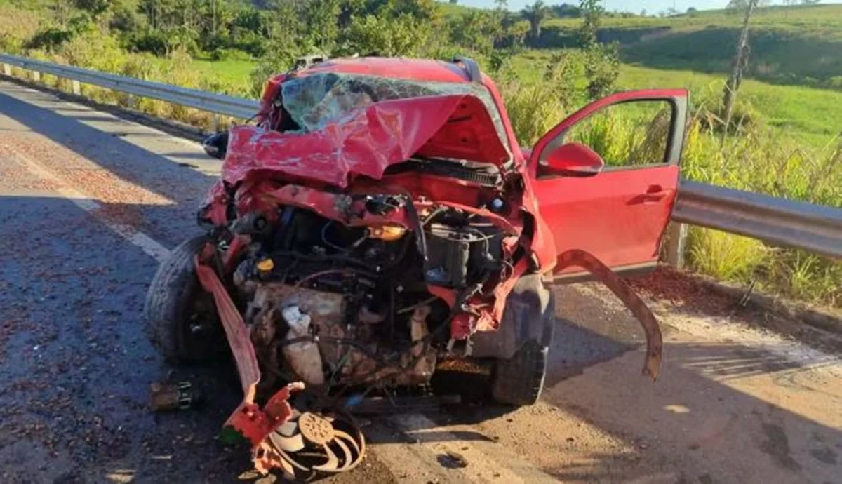 Caminhonete foi atingida por carro que perdeu o controle Caminhonete foi atingida por carro que perdeu o controle