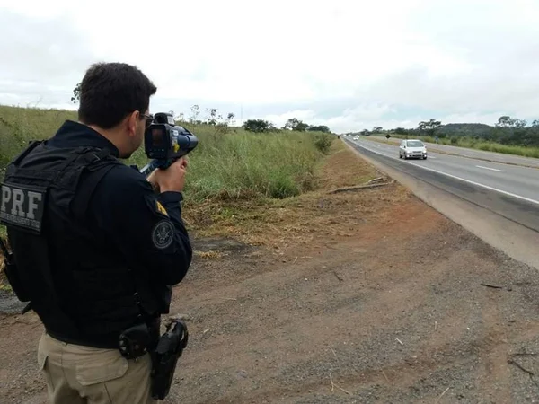 Em duas horas, 325 motoristas são flagrados em alta velocidade na 060