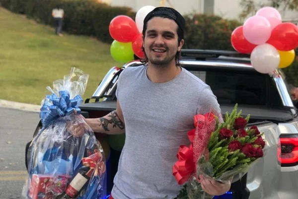 Luan Santana comemora 13 anos de carreira e recebe homenagens dos fãs