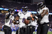 O torcedor empurrou a cabeça de Lamar Jackson e DeAndre Hopkins O torcedor empurrou a cabeça de Lamar Jackson e DeAndre Hopkins