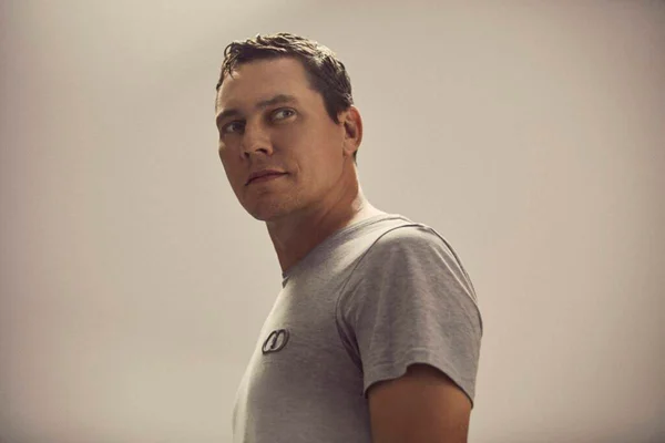 Foto colorida do DJ Tiesto-Metrópoles