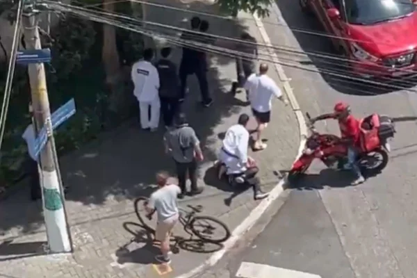 Imagem colorida mostra lutadores imobilizando ladrões de moto em SP. Metrópoles