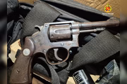 Uma arma também foi encontrada no local