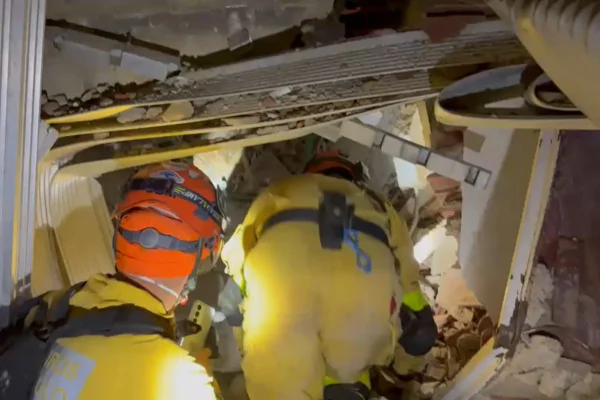 Imagem colorida mostra atuação do Corpo de Bombeiros e da Defesa Civil de SP após terremoto na Venezuela. Metrópoles