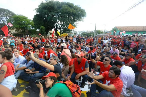 Contra “depressão”, militantes gritam “bom dia, Lula” próximo à PF