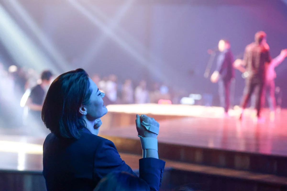 Ex-primeira dama aparece com tala na mão durante culto Ex-primeira dama aparece com tala na mão durante culto