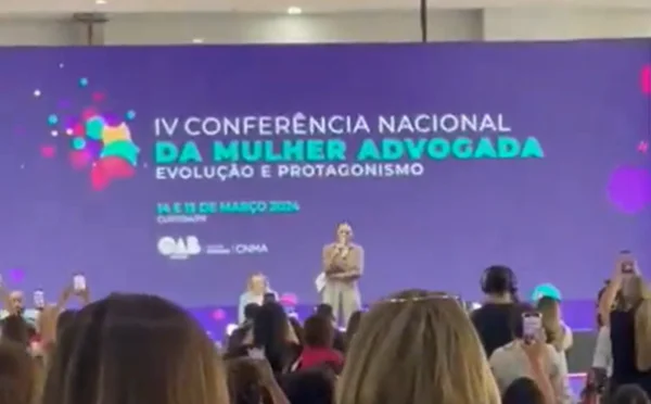 Imagem colorida de palestra de influenciadora Cíntia Chagas na OAB-PR - Metrópoles