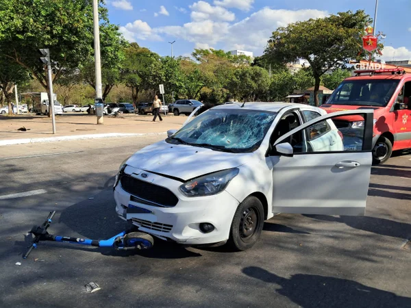 Carro amassado e patinete elétrico - Metrópoles