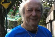 Erasmo Carlos posa sorridente para o Instagram
