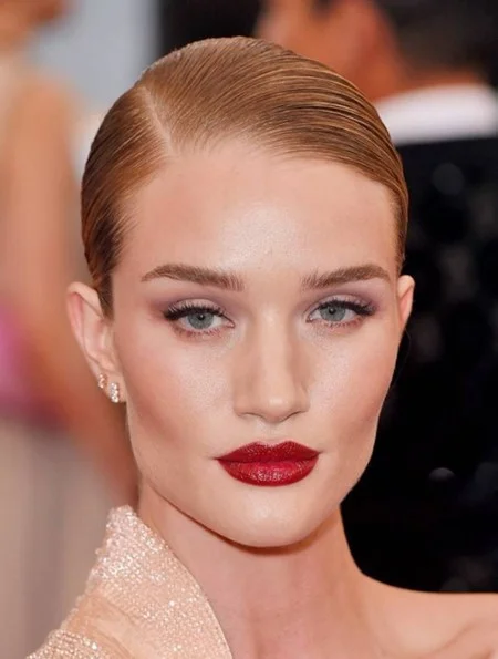 Rosie mostrou que também gosta de ousar e, nesta ocasião, optou por um cabelo preso superjusto, com risca lateral e aspecto molhado; e um batom vermelho cereja, que combinou com o delineado e a sobrancelha esfumada Rosie mostrou que também gosta de ousar e, nesta ocasião, optou por um cabelo preso superjusto, com risca lateral e aspecto molhado; e um batom vermelho cereja, que combinou com o delineado e a sobrancelha esfumada
