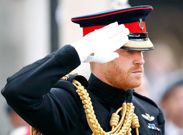 homem com uniforme militar