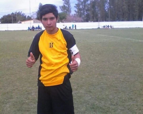 Goleiro de 17 anos morre após defender pênalti com o peito