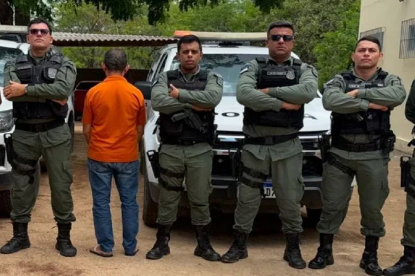 Imagem colorida de policiais e preso - Metrópoles
