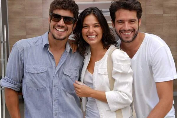 Edgar (Caio Castro), Marcela (Isis Valverde) e Renato (Guilherme Winter) em Ti Ti Ti