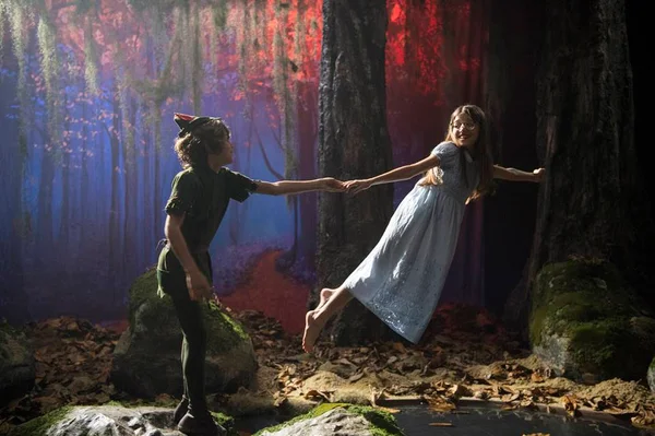 Bom Sucesso: João Bravo e Valentina viram Peter Pan e Wendy