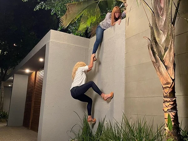 Alexia (Deborah Secco) e Kyra (Vitória Strada) em Salve-se Quem Puder
