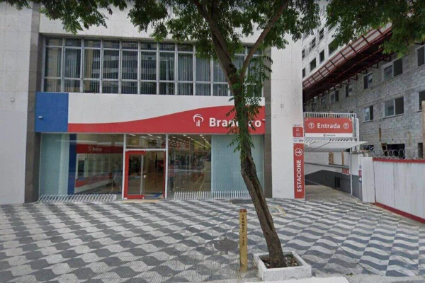 Foto colorida de agência do banco Bradesco - Metrópoles