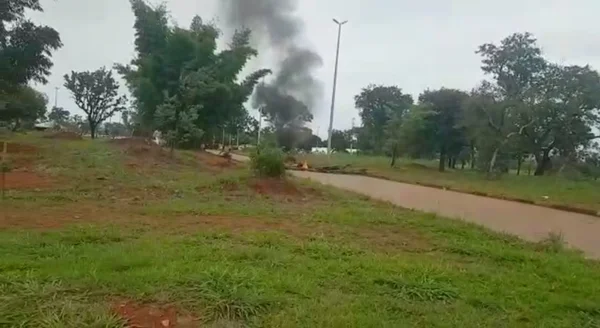 Manifestação de taxistas termina com pista incendiada no aeroporto