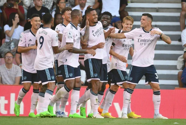 Jogadores do Arsenal comemorando gol