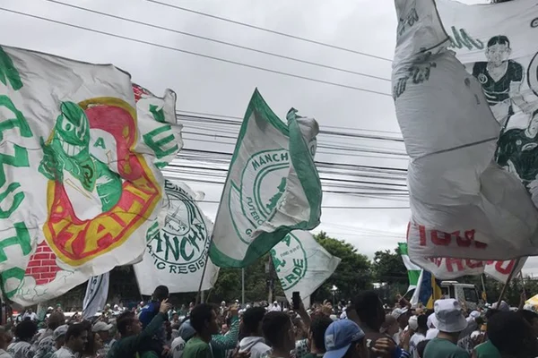 Torcida do Palmeiras apoio o time com festa na porta do CT