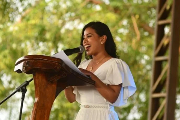 Mulher fala em palanque - Metrópoles