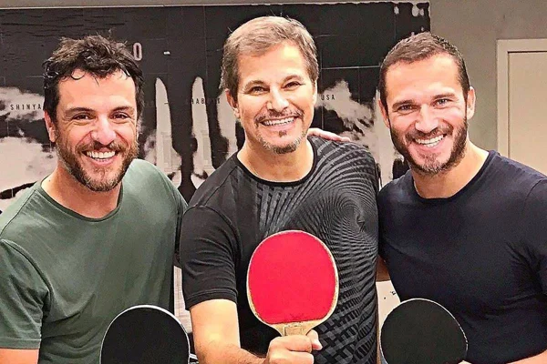 Rodrigo Lombardi, Edson Celulari e Paulo Rocha posam juntos e fãs deliram