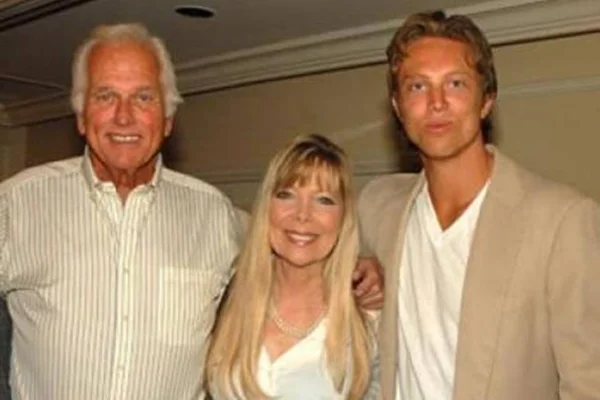Ron, Cameron e Valerie Ely