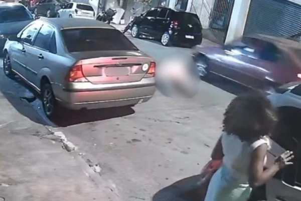 Foto colorida de momento em que idosa é atropelada por carro em alta velocidade, na zona sul de São Paulo.