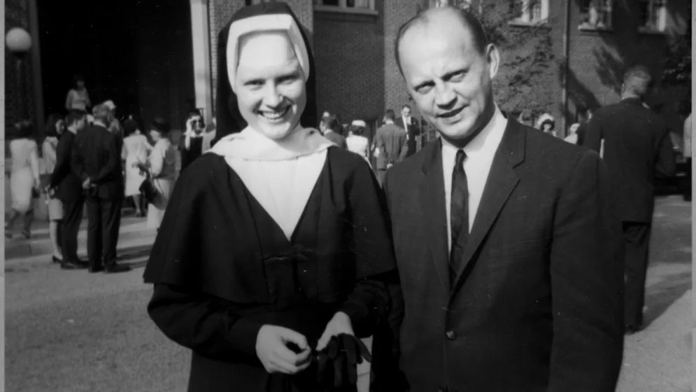 <b><a href="https://www.netflix.com/br/title/80122179">The Keepers</a>.</b> Duas ex-alunas da escola Archbishop Keough High School investigam o mistério por trás do assassinato da adorada irmã Cathy Cesnik, que foi encontrada morta em 1969. Em meio às investigações, as alegações de abuso sexual cometido pelo diretor da escola ressurgem <b><a href="https://www.netflix.com/br/title/80122179">The Keepers</a>.</b> Duas ex-alunas da escola Archbishop Keough High School investigam o mistério por trás do assassinato da adorada irmã Cathy Cesnik, que foi encontrada morta em 1969. Em meio às investigações, as alegações de abuso sexual cometido pelo diretor da escola ressurgem