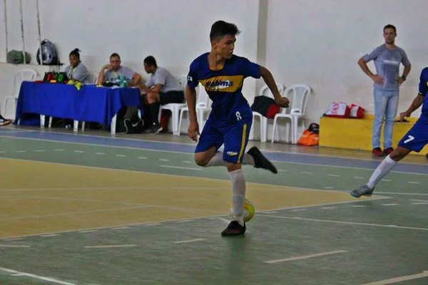 Jovem atleta do DF precisa de ajuda para competir em mundial de futsal