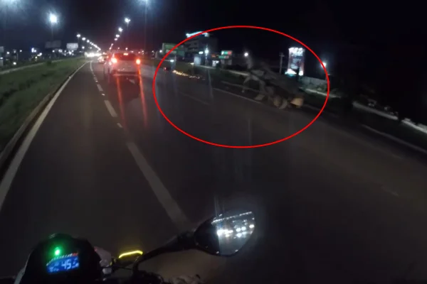 Momento em que motociclista bate em carroça na BR 070