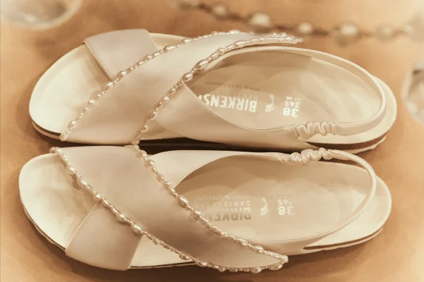 Imagens de divulgação das sandálias de noiva da Birkenstock - Metrópoles
