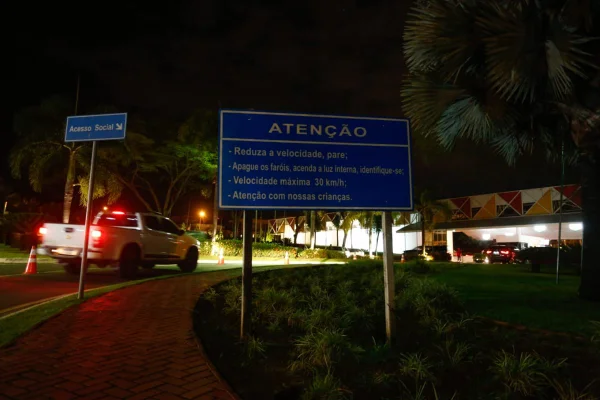 Entrada do condomínio Jardins Valência, onde a família da cantora Marília Mendonça mora, em Goiânia