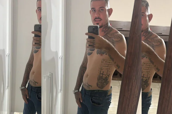 Homem branco, sem camisa, com corpo taruado, cabelo descolorido e cavanhaque preto - Metrópoles