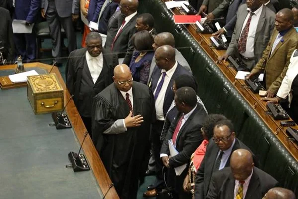 Zimbábue inicia processo de destituição de Mugabe