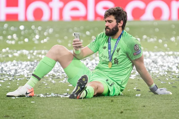 Alisson fica fora do Top 10 da Fifa e torcedores se manifestam