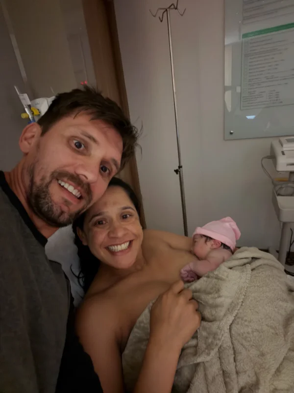 Filha de comentaristas esportivos nasce após parto dentro do carro - destaque galeria