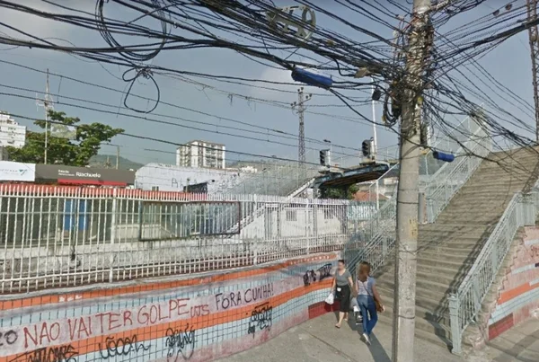 Homem morre ao tentar tirar selfie em passarela de linha férrea