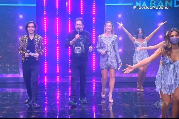 Em estreia na Band, Faustão dá alfinetada na Globo