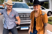 Brenno & Matheus posam para as redes sociais