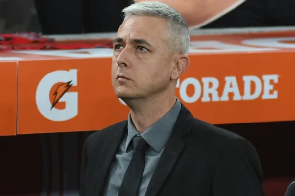Em nota, Athletico-PR detona ida de Tiago Nunes ao Corinthians