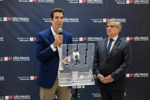 Imagem colorida mostra o secretário da Educação de São Paulo, Renato Feder, ao lado de Carlos Gilberto Carlotti Júnior, o atual reitor da Universidade de São Paulo; os dois falaram sobre o provão paulista, que passou por um vazamento em 2023 - Metrópoles