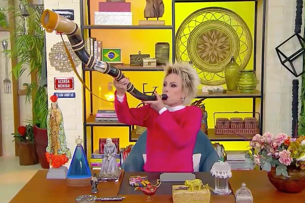 Ana Maria Braga "toca" berrante no Mais Você